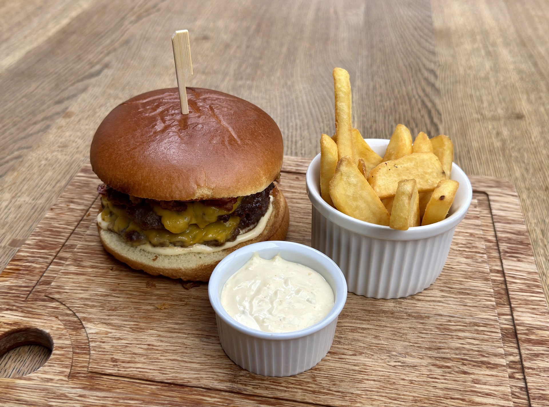 Hovězí SMASH BURGER, steakové hranolky, tatarka 